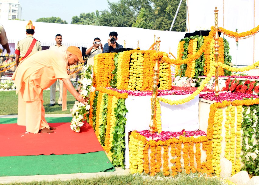 UPCM शहीद स्मारक पर शहीदों की स्मृति में पुष्पचक्र अर्पित करते हुए
