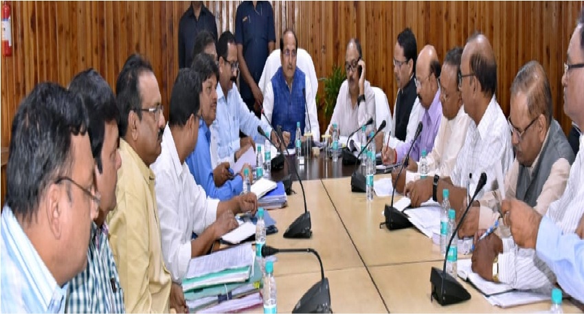 UPCM मंत्रिमंडल के गन्ना मंत्री के साथ सहकारी चीनी मिल संघ और चीनी निगम के अधिकारियों की समीक्षा बैठक सम्पन्न