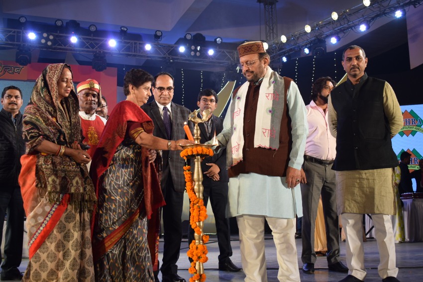 UPCM मंत्रिमंडल के नगर विकास मंत्री ने लखनऊ महोत्सव स्थल पर स्वच्छता के लिए प्रेरणा स्टाल का उद्घाटन किया