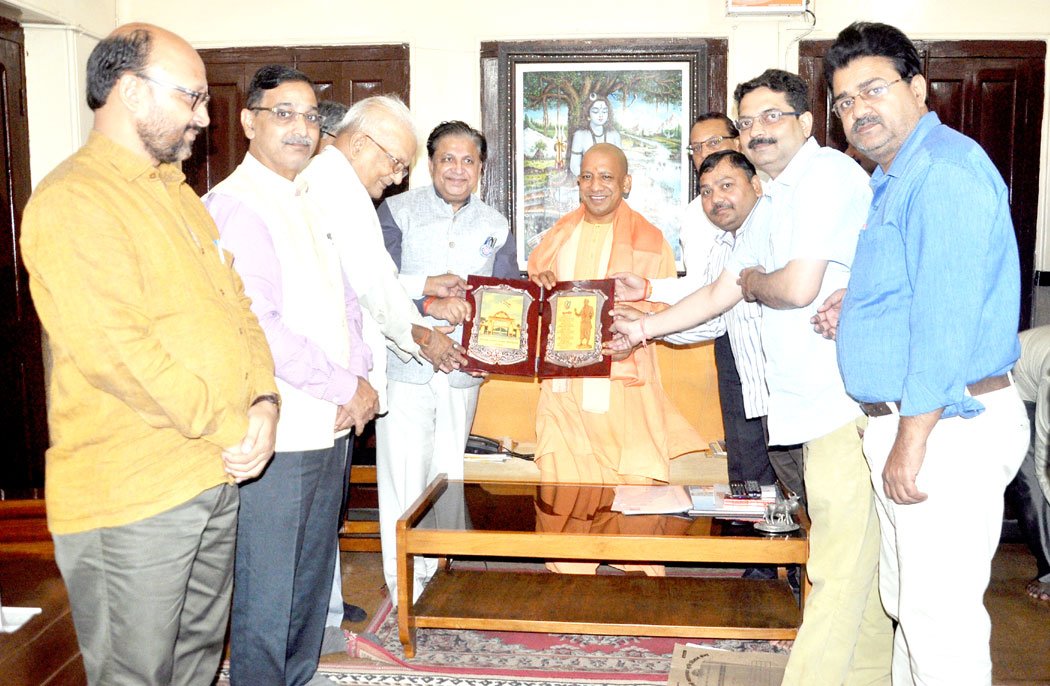 UPCM को गोरखपुर में महायोगी गुरु श्रीगोरक्षनाथ शोधपीठ का लोगो भेंट करते हुए