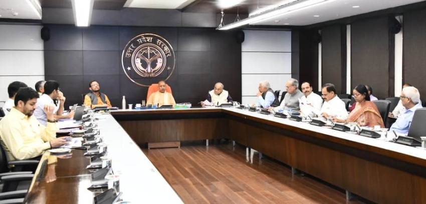 UPCM लोकभवन में उत्तर प्रदेश नगरपालिका वित्तीय संसाधन विकास बोर्ड की बैठक की अध्यक्षता करते हुए