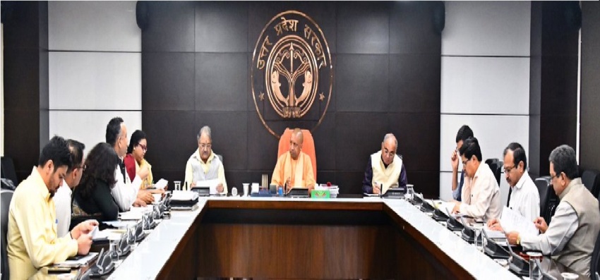 UPCM 1 नवम्बर को लोक भवन में आंगनबाड़ी कार्यकर्त्रियों की समस्याओं एवं लम्बित मांगों के सम्बन्ध में बैठक करते हुए