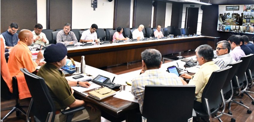 UPCM लोक भवन में अयोध्या में दीपोत्सव कार्यक्रम के सम्बन्ध में वीडियों कान्फ्रेंसिंग करते हुए