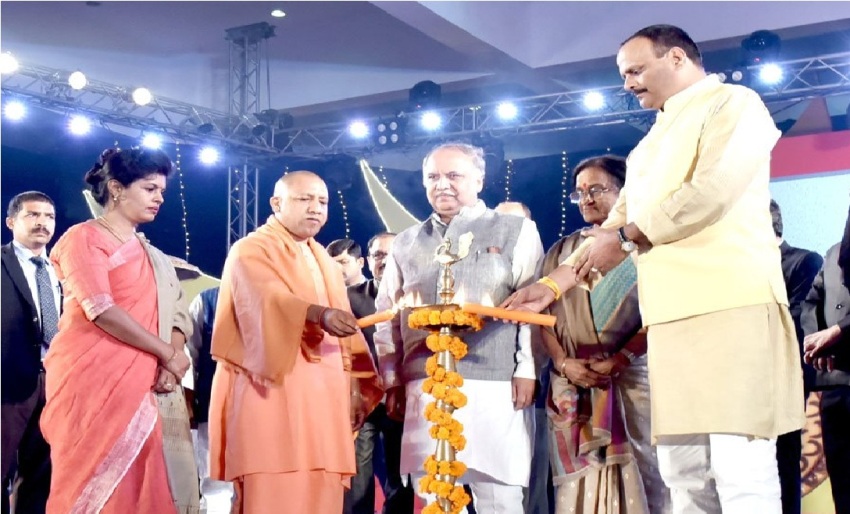 #UPCM ने दीप प्रज्जवलित कर लखनऊ महोत्सव 2018 का शुभारंभ किया