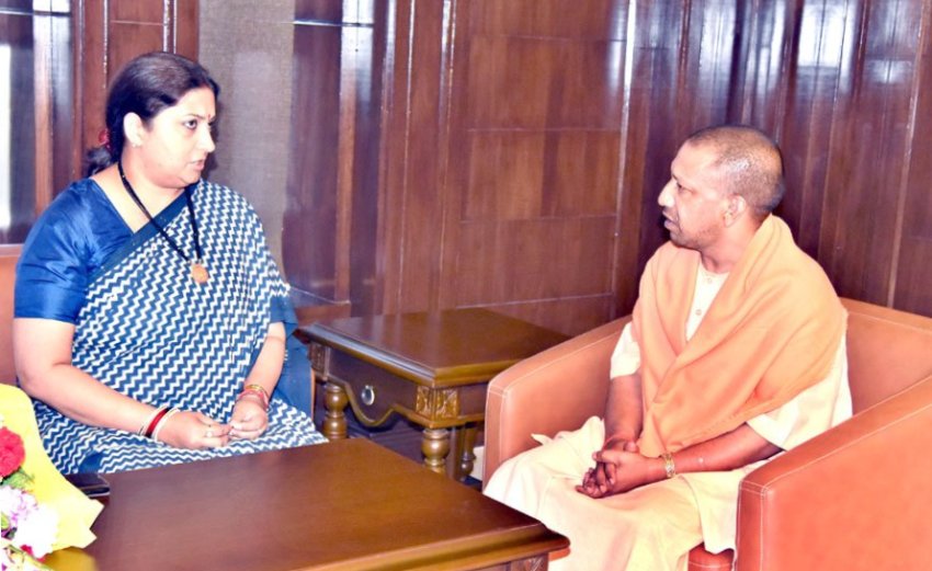 UPCM से लोकभवन में केंद्रीय मंत्री स्मृति ईरानी ने शिष्टाचार भेंट की