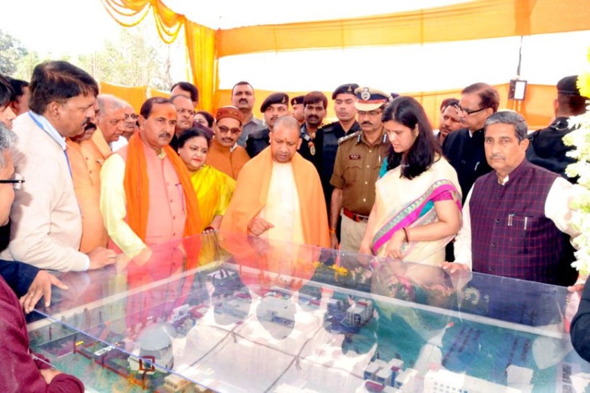 UPCM निर्माणाधीन राजकीय मेडिकल काॅलेज भवन के निर्माण कार्य का सघन निरीक्षण करते हुए