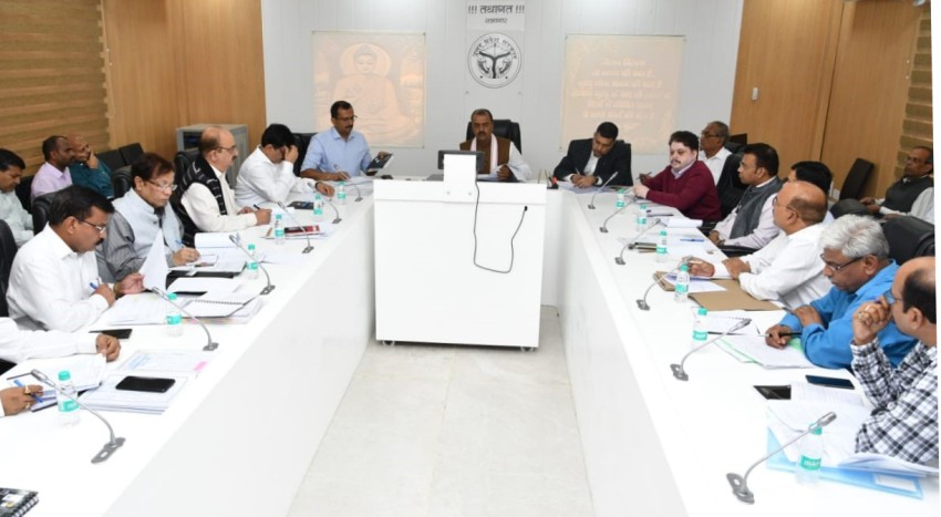 UP_Dy_CM ने कहा लोक निर्माण विभाग अपनी सड़कों पर स्वच्छता सन्देश देगा