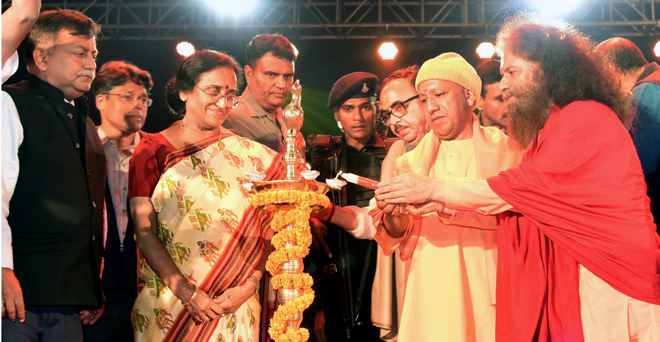 UPCM ने वाराणसी में देव दीपावली का दीप प्रज्ज्वलित कर उद्घाटन किया