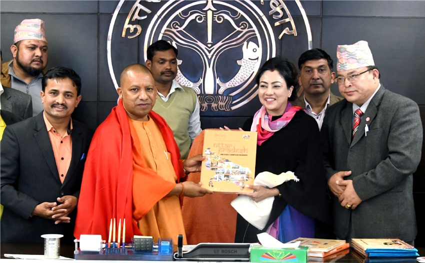 UPCM नेपाली चैम्बर ऑफ काॅमर्स के प्रतिनिधिमण्डल को पर्यटन विभाग की काॅफी टेबल बुक भेंट करते हुए