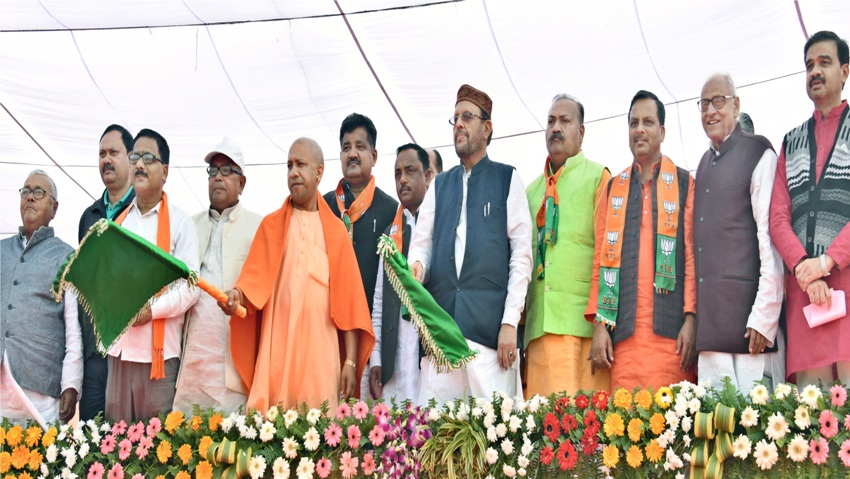 UPCM ने गोरखपुर में विशेष स्वच्छता रैली को झण्डी दिखाकर रवाना किया