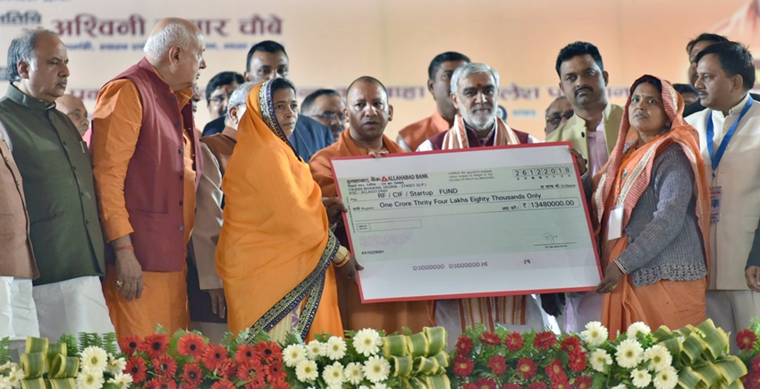 UPCM विभिन्न लाभार्थीपरक योजनाओं के लाभार्थियों को चेक प्रदान करते हुए