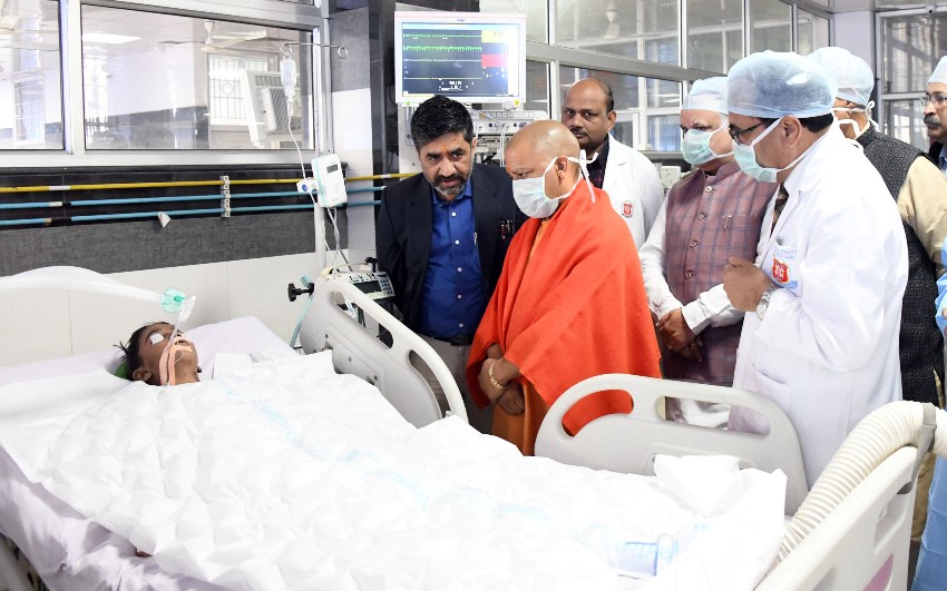 UPCM किंग जाॅर्ज चिकित्सा विश्वविद्यालय के ट्राॅमा सेण्टर पहुंचकर घटना में घायल बच्चे का हाल-चाल लेते हुए