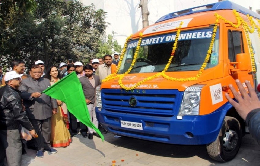 UPCM मंत्रिमंडल के खाद्य सुरक्षा राज्यमंत्री ने 04 मोबाइल प्रयोगशालाओं का लोकार्पण किया