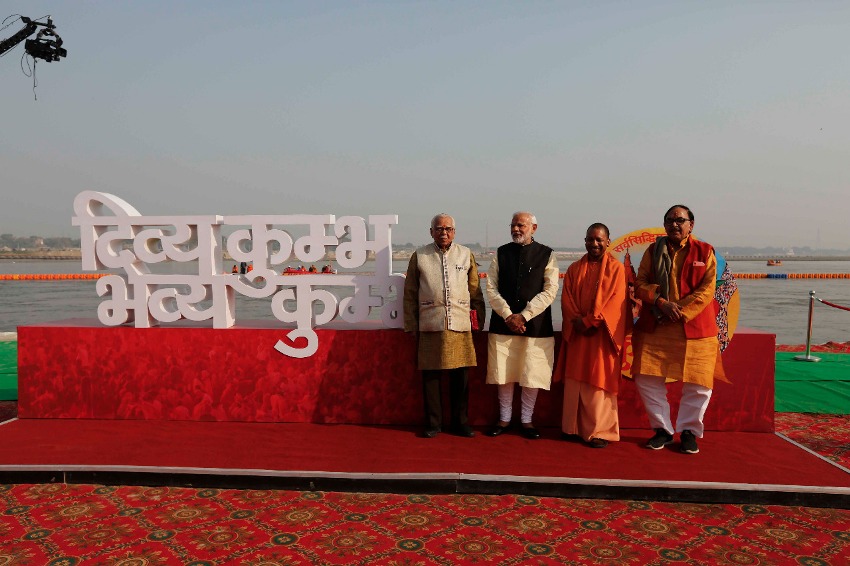 UPCM, PM प्रयागराज में कुम्भ के लोगो के साथ
