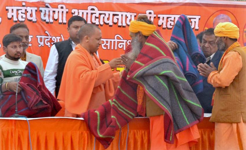UPCM महाराणा प्रताप इंटर कॉलेज में आयोजित कम्बल वितरण कार्यक्रम में शामिल हुए