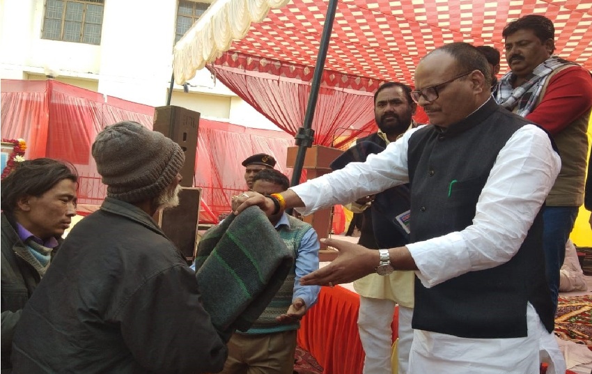 UPCM मंत्रिमंडल के विधि एवं न्याय मंत्री ने 400 निर्धनों को कम्बल वितरण किया