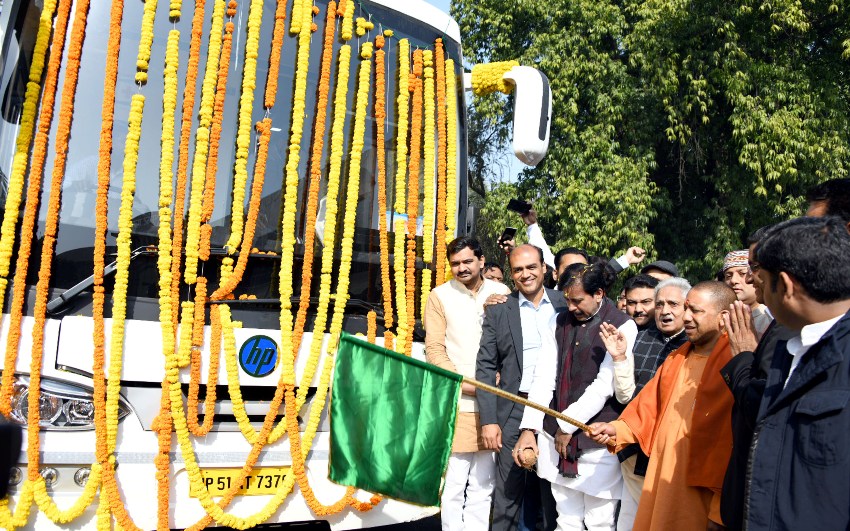 UPCM ने वाराणसी में ‘वर्ल्ड ऑन व्हील्स मोबाइल लैब’ को झंडी दिखाकर रवाना किया