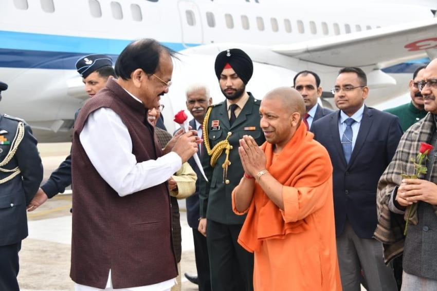 UPCM प्रयागराज में उपराष्ट्रपति वैंकेया नायडू का बमरौली एयरपोर्ट पर स्वागत करते हुए
