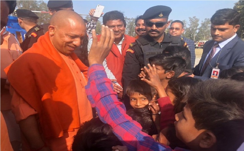UPCM गोरखपुर में बच्चों के बीच कुछ समय बिताते हुए