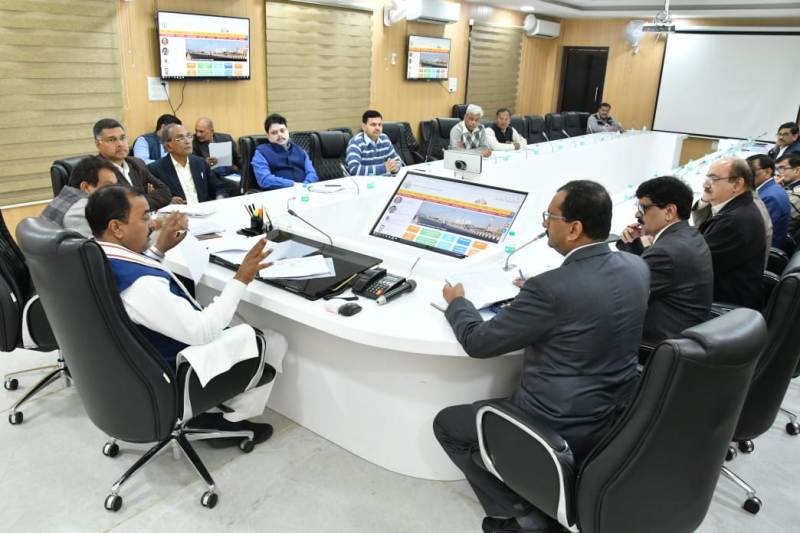 UP_Dy_CM ने लोक निर्माण विभाग के कार्यों की समीक्षा बैठक की