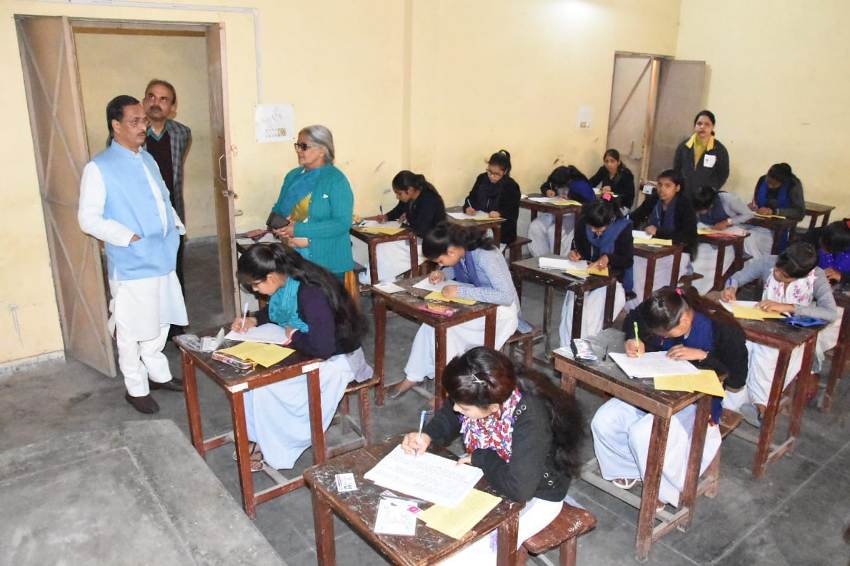 UP_Dy_CM ने गाजियाबाद के राजकीय कन्या इंटर कॉलेज में औचक निरीक्षण किया