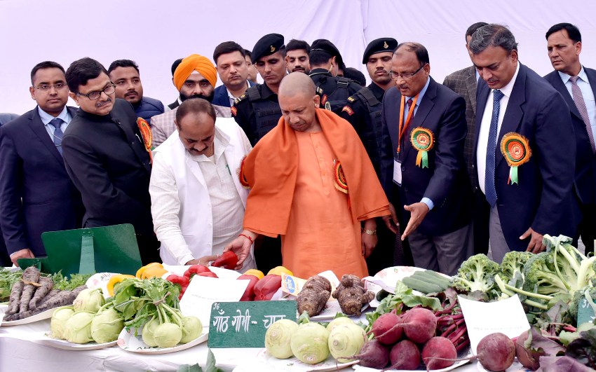 UPCM राजभवन में प्रादेशिक फल, शाकभाजी एवं पुष्प प्रदर्शनी-2019 का अवलोकन करते हुए