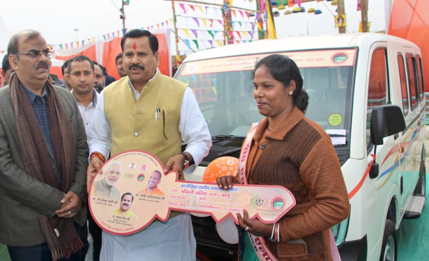 UPCM मंत्रिमंडल के ग्राम्य विकास मंत्री ने सरस महोत्सव में महिलाओं को आजीविका एक्सप्रेस की चाबी सौंपी