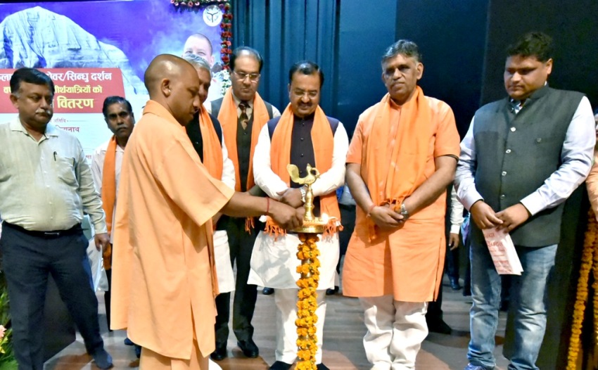 UPCM कैलाश मानसरोवर और सिन्धु दर्शन के तीर्थ यात्रियों के अनुदान वितरण कार्यक्रम में शामिल हुए