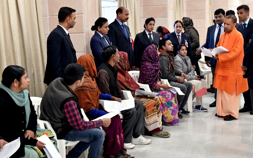 UPCM 28 फरवरी, 2019 को अपने सरकारी आवास पर लोगों की समस्याएं सुनते हुए