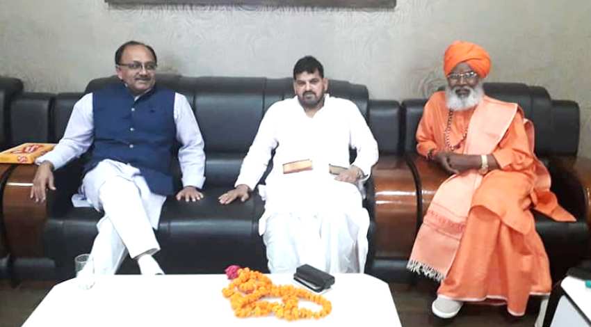 UPCM मंत्रिमंडल के चिकित्सा एवं स्वास्थ्य मंत्री ने उन्नाव और कैसरगंज सांसद से मुलाकात की
