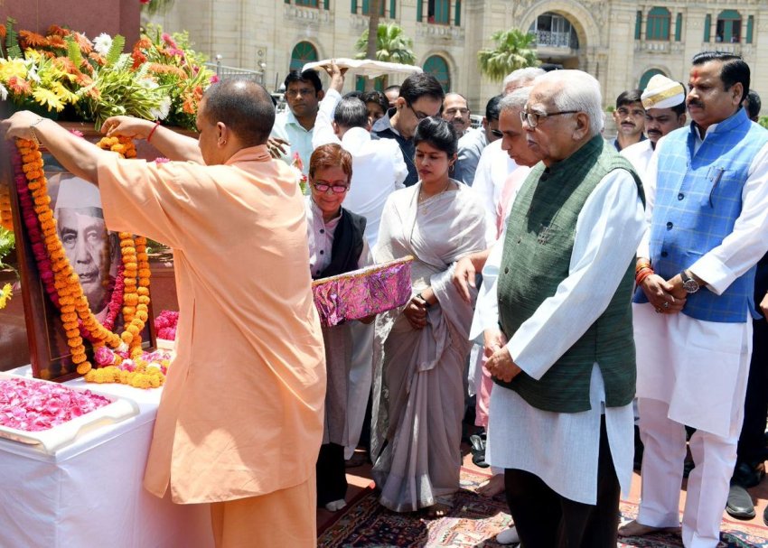 UPCM ने पूर्व PM-चौधरी चरण सिंह की प्रतिमा पर पुष्प अर्पित कर श्रद्धांजलि अर्पित की