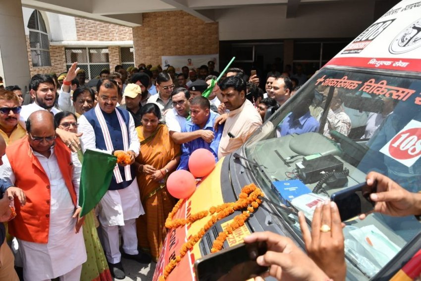 उप मुख्यमंत्री केशव मौर्य ने कानपुर नगर में 15 अतिरिक्त 108 एम्बुलेंस सेवा का शुभारम्भ किया