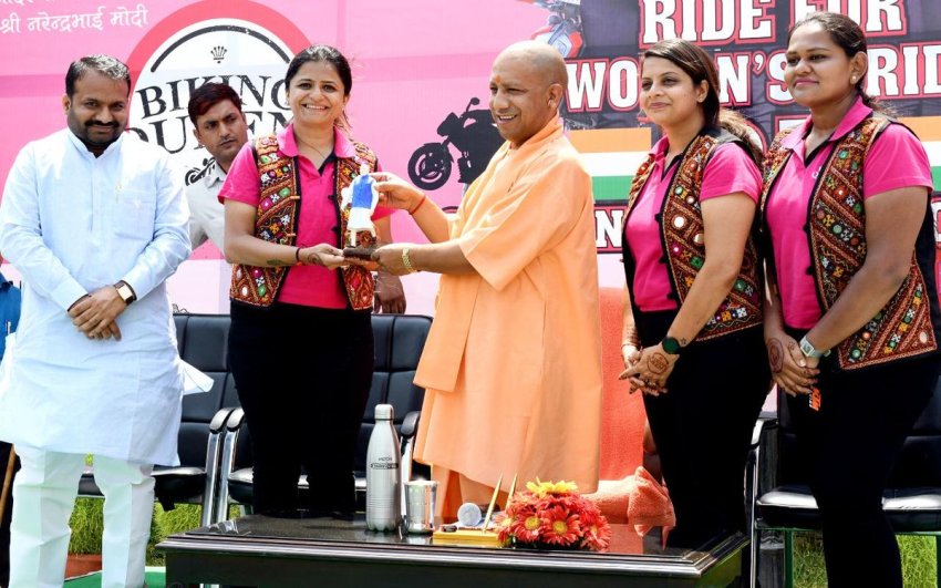 UPCM बाइक यात्रा करने जा रही बाइकिंग क्वीन टीम को सम्मानित करते हुए
