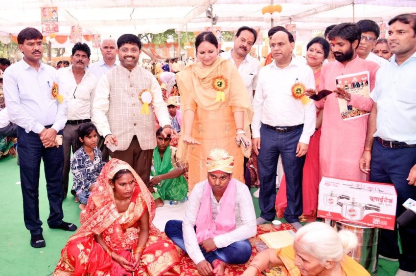 मंत्री नन्द गोपाल नंदी "सामूहिक विवाह कार्यक्रम" में हुए शामिल, समीक्षा बैठक की