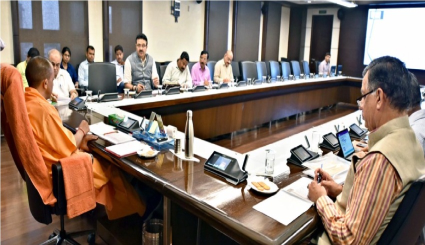 UPCM योगी ने खादी एवं ग्रामोद्योग विभाग के प्रस्तुतिकरण का अवलोकन किया