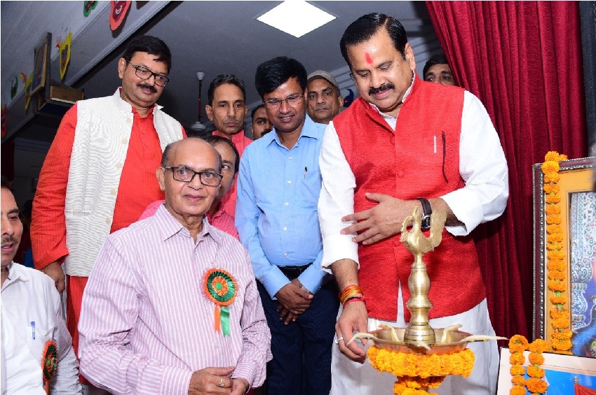 मंत्री राजेन्द्र प्रताप सिंह और डॉ. महेन्द्र सिंह ने दीप प्रज्वलित कर कार्यक्रम का शुभारंभ किया