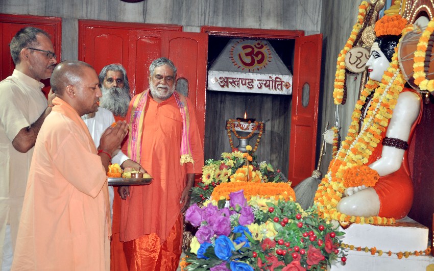 UPCM गोरखपुर में गोरखनाथ मंदिर परिसर में दर्शन कर पूजा अर्चना करते हुये