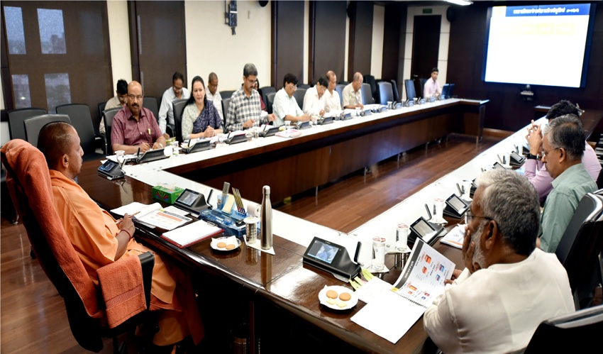 UPCM योगी ने परिवहन विभाग के क्रियाकलापों, योजनाओं और कार्यों के प्रस्तुतिकरण का अवलोकन किया