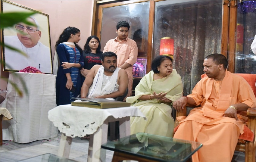 UPCM गोरखपुर में पूर्व MLC स्व. डाॅ. वाई.डी. सिंह के आवास पहुंचकर उनके परिजनों से शोक संवेदना व्यक्त की