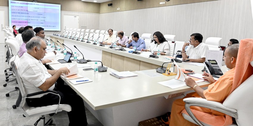 UPCM ने पंचायतीराज विभाग द्वारा संचालित योजनाओं एवं कार्यों पर दिए गए प्रस्तुतिकरण का अवलोकन किया