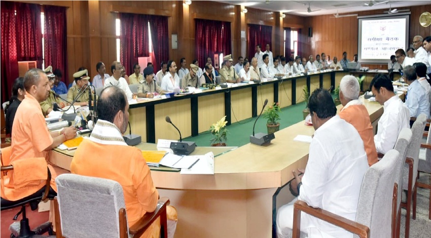 UPCM योगी आदित्यनाथ ने आजमगढ़ मण्डल की कानून-व्यवस्था एवं विकास कार्याें की समीक्षा की