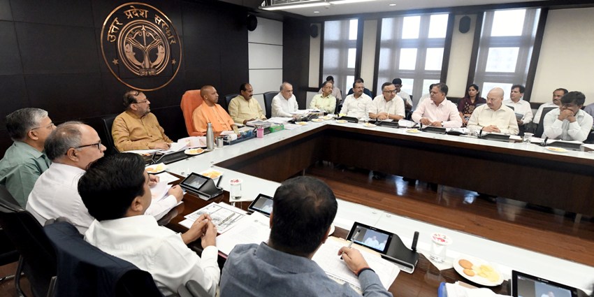 UPCM सभी मण्डलायुक्तों और नगर आयुक्तों के साथ बैठक करते हुए