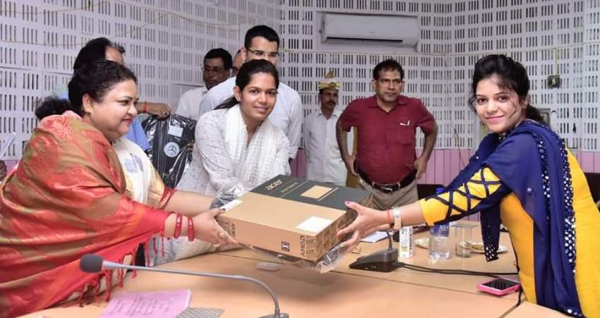 मंत्री अनुपमा जायसवाल ने लेखपालों को लैपटॉप का वितरण किया