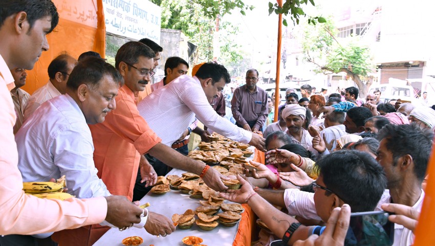 UPCM मंत्रिमंडल के राज्यमंत्री सूचना मंत्री डॉ. नीलकंठ तिवारी ने ज्येष्ठ माह के तृतीय बड़े मंगल पर प्रसाद वितरण किया
