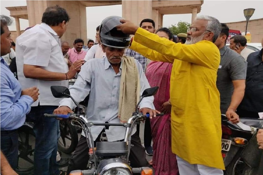 परिवहन मंत्री ने सड़क सुरक्षा सप्ताह के दूसरे दिन हेल्मेट बांटे