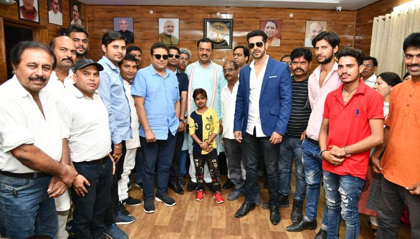 उप मुख्यमंत्री केशव प्रसाद मौर्य से 'लखनऊ जंक्शन' फिल्म के कलाकारों ने भेंट की