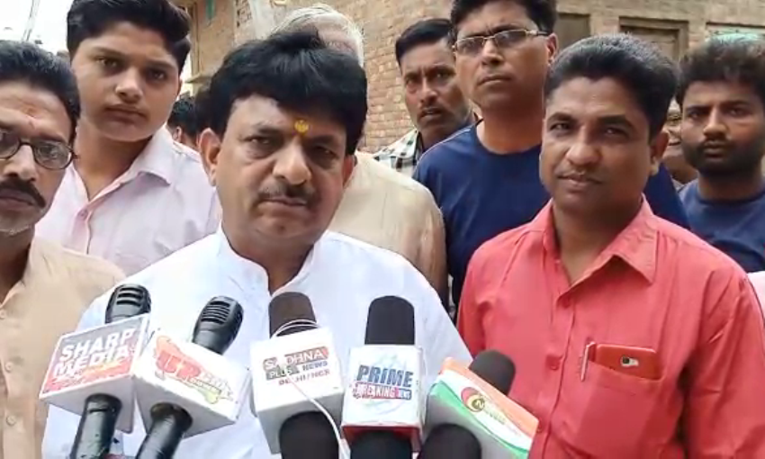 विधायक कपिल देव अग्रवाल ने रामपुरी मोहल्ले में जलभराव की समस्या को लेकर दौरा किया