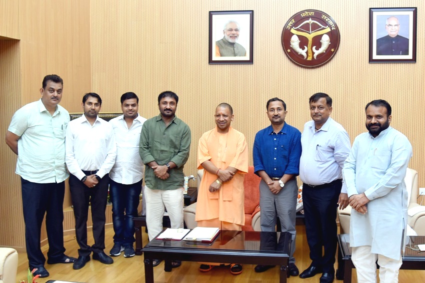 UPCM योगी आदित्यनाथ से बिहार के संस्थापक आनन्द कुमार ने भेंट की