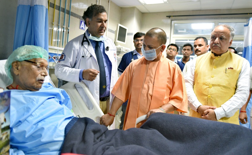 UPCM योगी ने KGMU में वरिष्ठ संघ प्रचारक ओम प्रकाश का हालचाल लिया