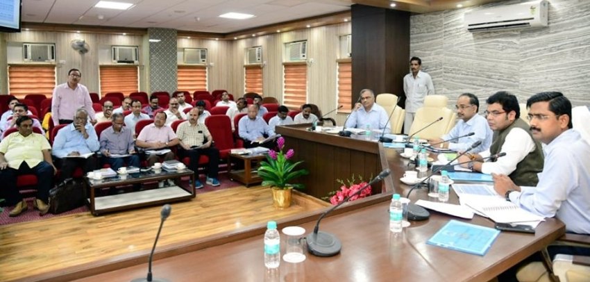 ऊर्जा मंत्री ने निर्माणाधीन तापीय विद्युत परियोजनाओं और पारेषण इकाईयों की समीक्षा की